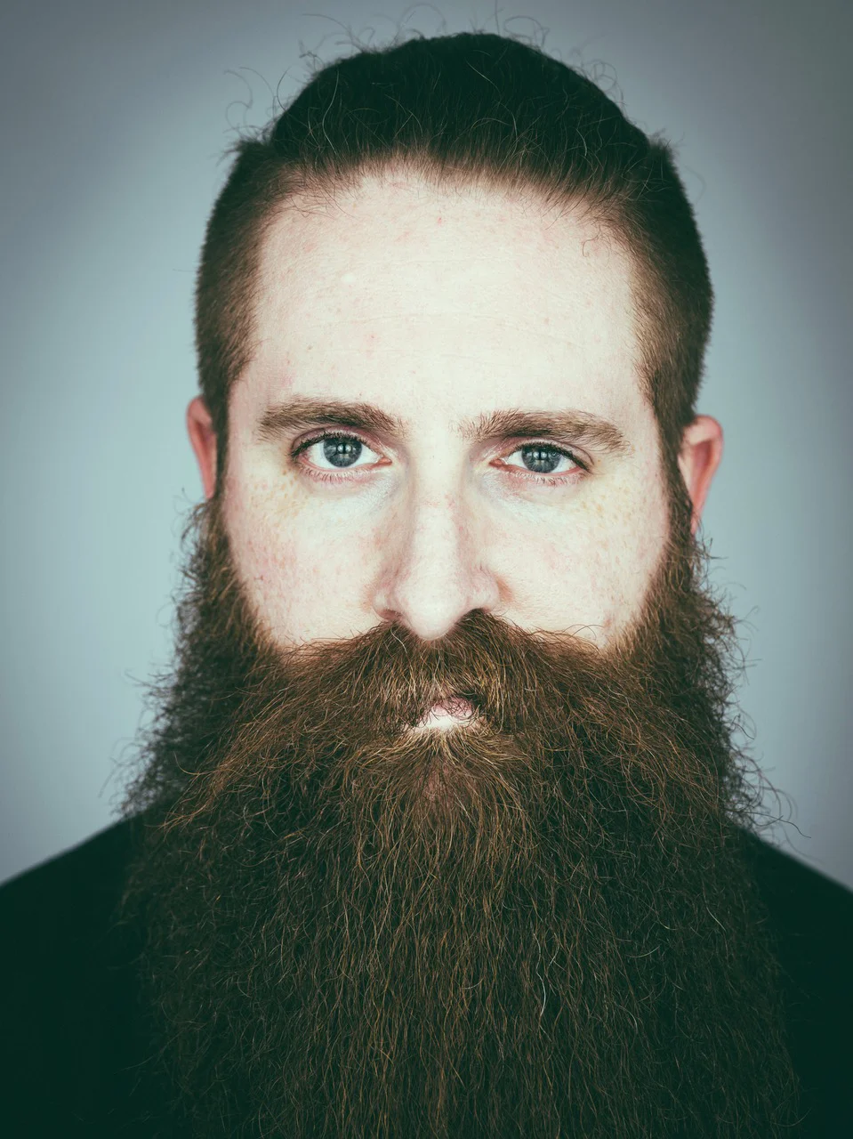 Tim Grubbert, Nahaufnahme mit Vollbart und direktem Blick