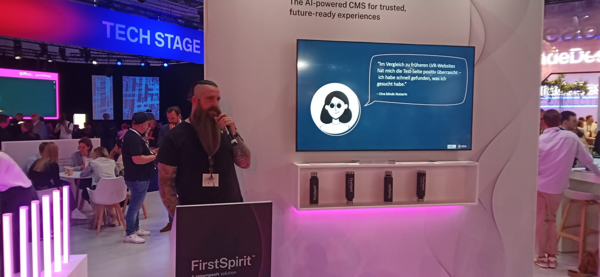 Tim Grubbert am Stand der DMEXCO, Folie zur barrierefreien LVR-Website